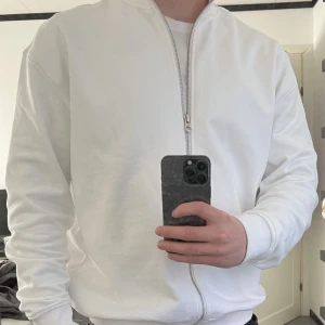 Weekday Full-Zip - Säljer nu denna galet snygga full-zipen från Weekday. Helt klart i nyskick utan fläckar och andra konstigheter. Storlek M och sitter lite oversized. Hör av er!