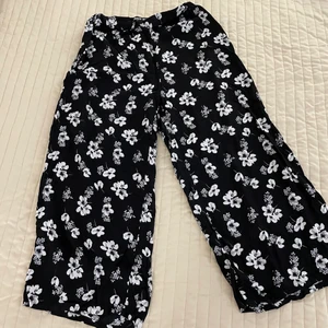 Flowey Summer pants  - Säljer de här blommiga byxor från Lindex i storlek 38 🖤🤍 De är väldigt bekväm och jättefina att ha nu inför sommaren 🤩☀️ Jag säljer de för 60kr + frakt; kan även mötas upp i Örebro 💕 Dm för mer info/bilder ☺️