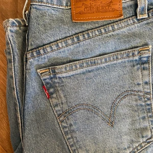 Levis ribcage  - Levis ribcage straight ankellånga  Endast använda ett fåtal gånger då jag tyvärr blev för stor för dessa 😅 I fint skick, kunde inte hitta något att anmärka på vid sömmar eller på tyget.  Material kommer i kommentaren.  Storlek: W27 L27  Pris: 666kr
