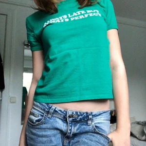 Söt babytee! Från ZARA - Läs bio❤️ Så fin och som ny men kommer tyvärr inte till användning. Använd en gång.