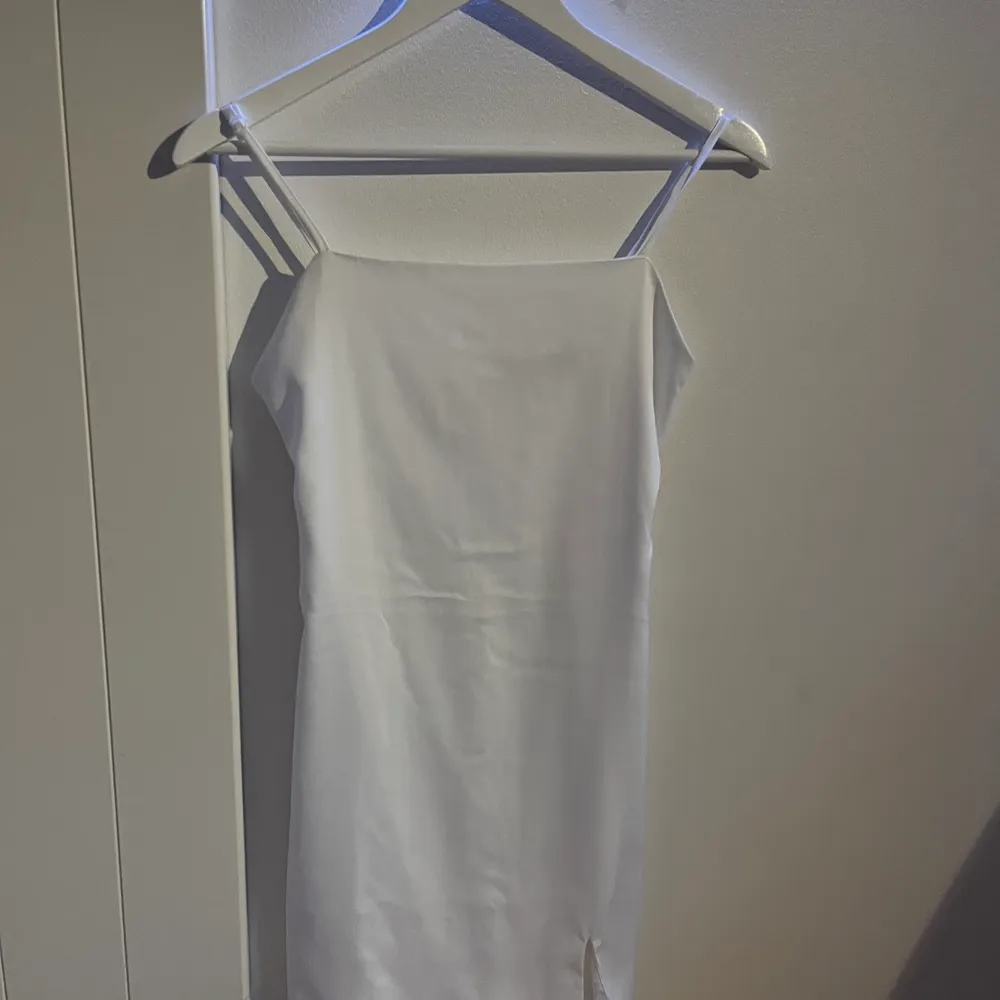 Säljer denna vita klänning från bik bok i storlek XS. Har bara används ca 1-2 gånger. Säljer för att den har blivit för liten, perfekt för sommaren 🥰 köpt för 299kr tror jag😇. Klänningar.