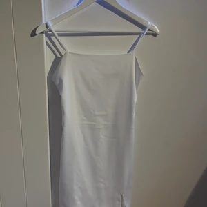 Vit klänning från Bik bok i storlek XS🥰 - Säljer denna vita klänning från bik bok i storlek XS. Har bara används ca 1-2 gånger. Säljer för att den har blivit för liten, perfekt för sommaren 🥰 köpt för 299kr tror jag😇