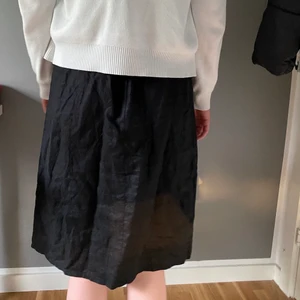 Svart klänning - En jätte fin svart klänning som passar perfekt med en kofta i någon färg! Skriv för fler bilder. Storlek: M och säljs för 150kr