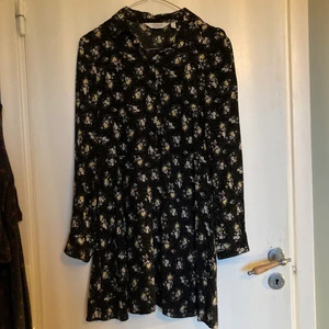 Blommig klänning från Stories - Svart blommig klänning från Stories. Jätteskön och fint fall! Möts upp i Malmö eller fraktar❣️