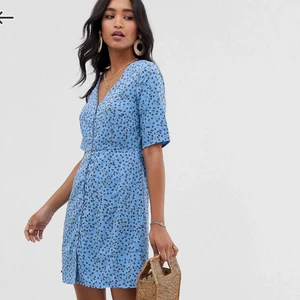 Klänning  - Härlig blå och blommig sommarklänning köpt på ASOS märket är Vero Moda. Endast använd en gång. 