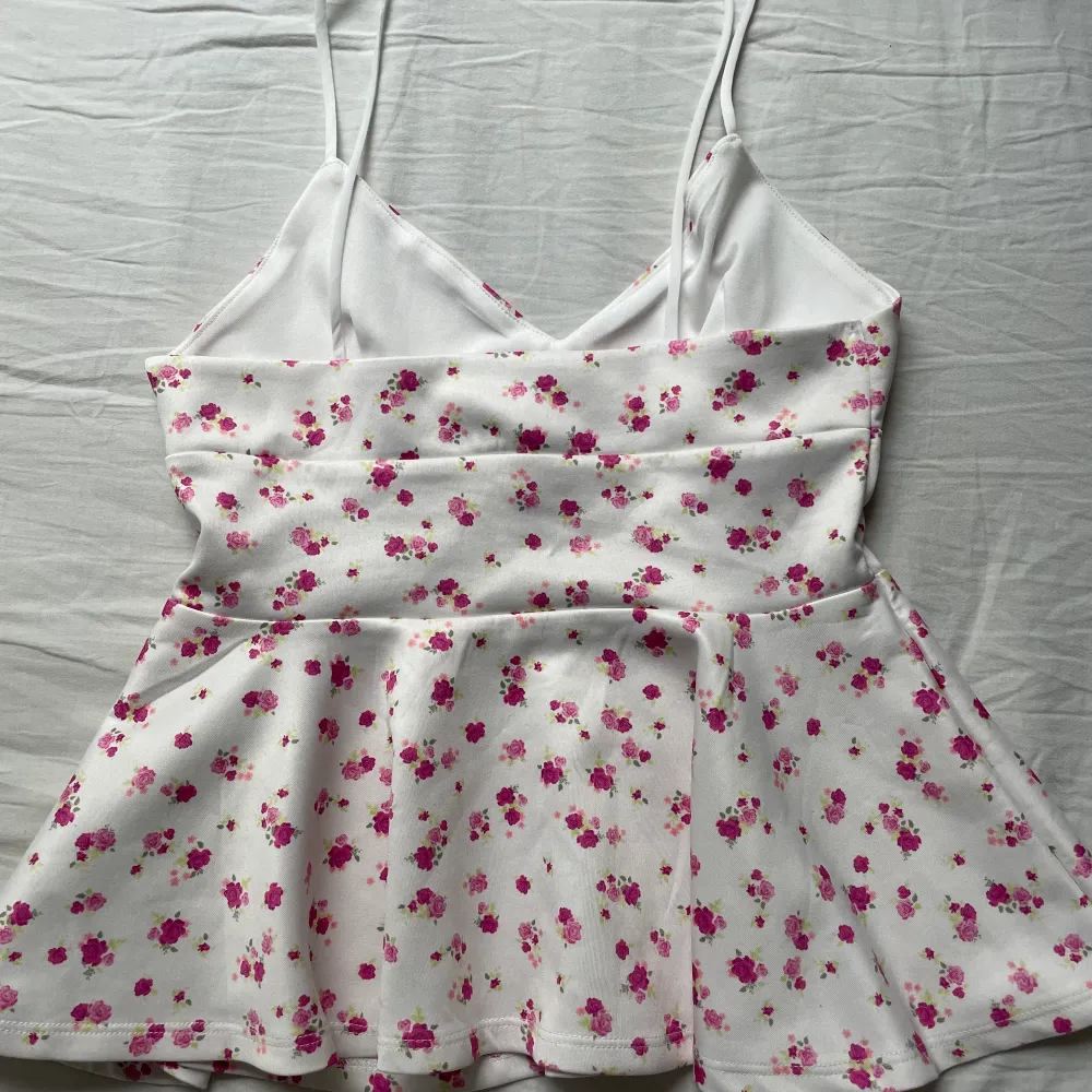 Supergulligt linne med små rosa blommor på. Det är gammalt från Gina Tricot i storlek  S. Säljer då det tyvärr blivit för litet. . Toppar.