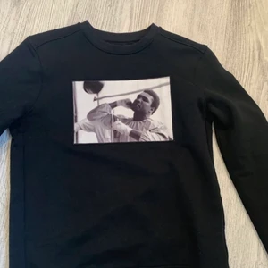 Limitato sweatshirt  - Limitato sweatshirt Muhammed Ali, storlek XS passar till S, inte använd så många gånger, slutsåld överallt, inga slitage