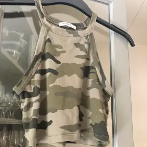 Kamouflage-färgat linne från Zara. Storlek S men passar också som en XS💚