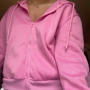 Rosa kofta - Rosa kofta. Använd ett fåtal gånger. Väldigt fint skick! Liten i storleken 