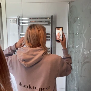 Ljus lilla hoddie - Ljuslila hoddie me arianagrande på. Storlek s men stor i storleken så passar större än s och passar mig med xs men lite stor . Pris kan diskuteras även me frakt beroende hur långt de är