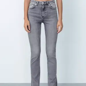 Säljer ett par gråa jeans med slits från zara som är väldigt populära. Säljer pågrund av att de inte kommer användning. Knappt använda. 