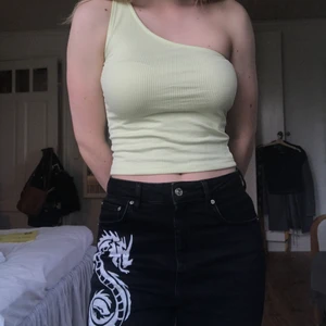 Off shoulder topp från Gina i storlek S - Fin topp i gul/grön färg från Gina tricot i storlek S! Använd ett fåtal gånger   Köparen står för frakten 