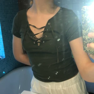 Mörkgrön topp - Jättesnygg tröja med band där framme, supersnygg till sommaren❤️ köparen står för frakten