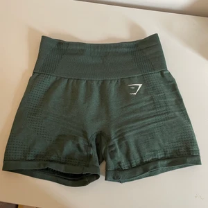 Gymshark shorts - Gröna träningsshorts från Gymshark i fint skick, bara att skriva för fler bilder eller frågor☺️ köparen står för frakten✨