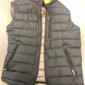 Parajumpers vöst St (S) - Hej jag har en helt ny pjs väst. Den är använd endast en gång. Budgivningen börjar på 1500. 