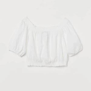 En vIt off shoulder topp☺️ - En vit jätte gullig off shoulder topp från H&M🤍 En perfekt topp inför sommaren och den är HELT oanvänd!!