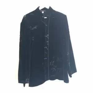 Kimonojacka / kofta i svart sammet, orientaliskt mönster med genomskinliga partier. XXXL men sitter som en L