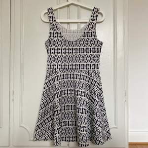 Stretchig och skön klänning från H&M. Bara använd några gånger och är i bra skick!