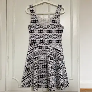 Stretchig och skön klänning från H&M. Bara använd några gånger och är i bra skick!