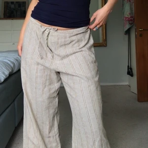 Randiga linnebyxor - Härliga randiga ”linnebyxor” (tunn bomullsblandning) köpt secondhand! Skulle uppskatta strl till M/L men är justerbara i midjan och sitter snyggt lågmidjat på mig som är en S/M och är 171 cm❤️