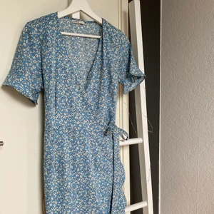Blommig klänning  - Säljer denna super söta och snygga klänning. Köpt från ONLY och är endast använd en gång. Passar super bra nu till sommaren! Storlek M💕