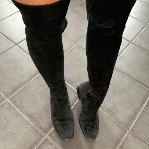Mocka stövlar  - Jättefina mocka stövlar som går över knäna. Bra kvalite och sköna att gå i. Använda en säsong. Nypris: 2000kr. Kommer ej ihåg märke, men är köpa på Zalando.