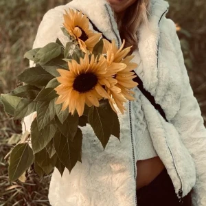 Jacka - Säljer denna vita fluff jacka i storlek xs, använd fåtal gånger, funkar till både höst och vinter