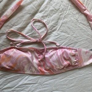 Bikinitopp - Populär bikinitopp i bandeau-modell från hm. Aldrig använd. Säljer pga köpte två storlekar och den här var för liten för mig. 