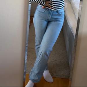 Ljusblåa jeans från Zara i storlek 38. Modellen är JEANS STRAIGHT, alltså de som har medelhög midja. Jag är 168 cm lång. Enligt mig är Zaras jeans små i storleken. Flitigt använda sedan februari men inga defekter! Skicka privat vid frågor <3
