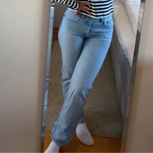Ljusblåa jeans - Ljusblåa jeans från Zara i storlek 38. Modellen är JEANS STRAIGHT, alltså de som har medelhög midja. Jag är 168 cm lång. Enligt mig är Zaras jeans små i storleken. Flitigt använda sedan februari men inga defekter! Skicka privat vid frågor <3