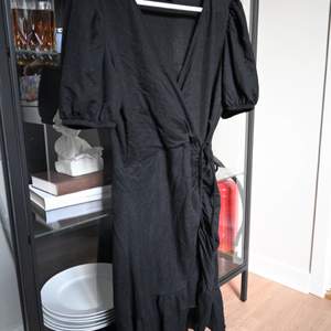 Superfin klänning från Ginatricot! Storlek M men skulle säga att den passar S bättre! Pris är inklusive frakt!!📦🚚