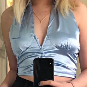 Topp - Jätte fin topp till sommaren, helt ny och endast testad - lappen kvar! Öppen i ryggen. 