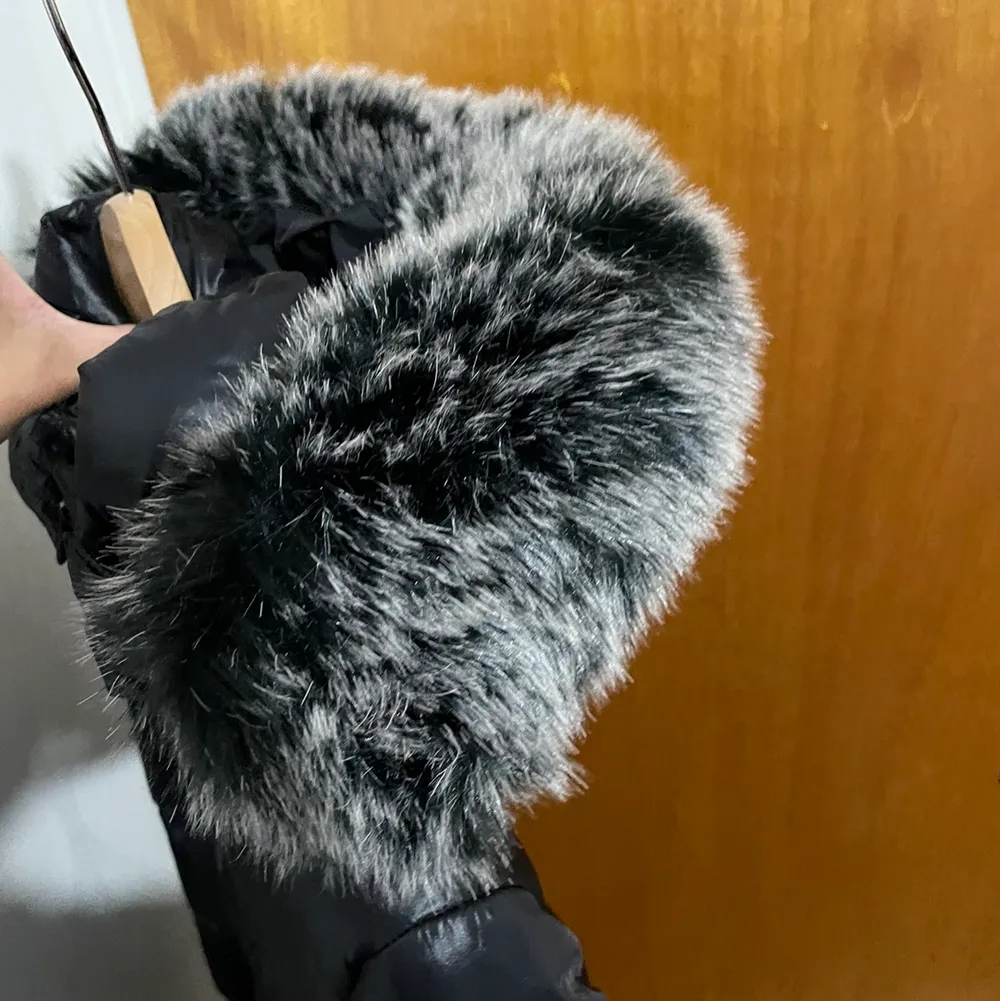 Säljer min vinterjacka som är knappt använd då den är lite för liten på mig. Storlek 38 (m) . Annars sitter den sjukt fint på kroppen. Vid snabb affär kan priset diskuteras. Finns att hämta i Järfälla och postar även. Köparen står för frakten (spårbar fra. Takit.