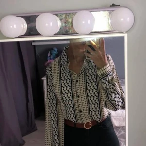 skjorta, strl M - Skjorta som går att lägga in i byxorna men även över. Ny skick använd en gång. 