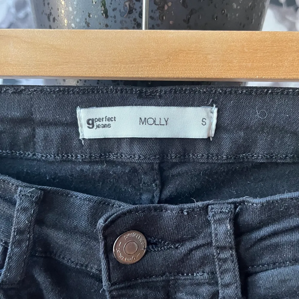 Molly jeans från Gina tricot med bootcut och slits. Fina men tyvärr för små för mig, så knappt använda. Storlek 36/S. Jeans & Byxor.