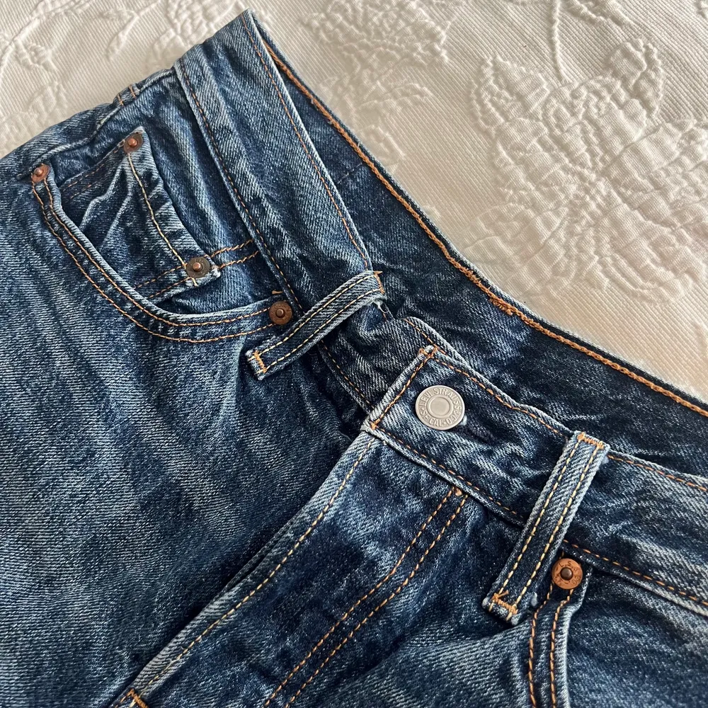 Jeansshorts 501 från Levis. Säljer för att de blivit för stora. Men annars jättefina och bra skick❤️❤️. Jeans & Byxor.