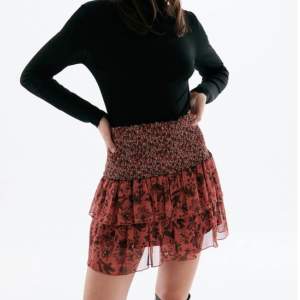 Intressekoll på denna populära oanvända zara kjol. Storlek xs men stor i storleken.  Skriv till mig om du är intresserad. 