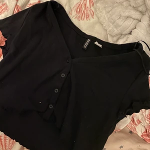 Fin topp - Säljer denna fina toppen! Perfekt till sommaren och typ aldrig använd! 20kr + frakt  Storlek S