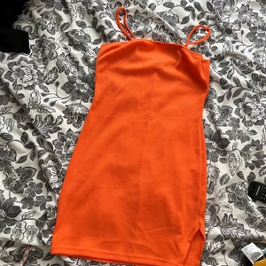 Klänning  - Orange känning med öppning på sidan 