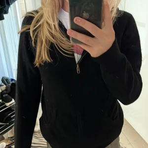 Zip hoodie - En jätte fin Kashmir zip hoodie som jag har två därför jag säljer den här, den har två små hål som man inte ser över huvudtaget om man inte stretchar ut armen ny pris: 1900 säljer för 800