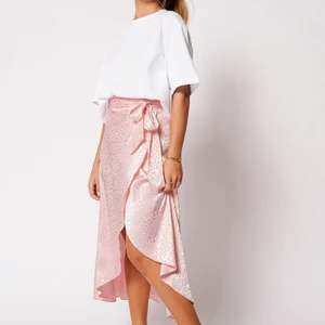 Ny Omlottkjol Hannah Schönberg x NAKD - Nypris 499kr Helt ny kjol, har fortfarande lappen kvar! Superfin rosa färg i satin material.  