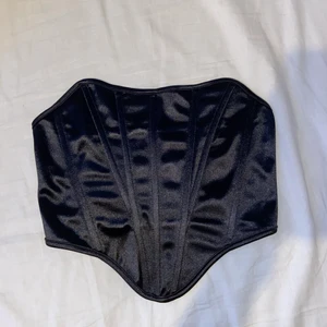 Corset Topp - Topp som inte passade mig, väldigt fin dock! Endast testad Skriv för mer info!