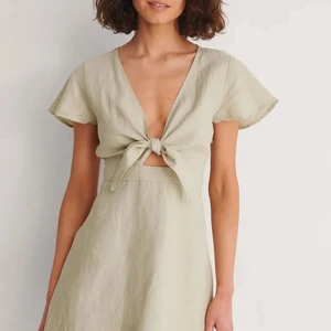 Linneklänning strl 38 - Säljer denna fina linneklänning i strl 38 då jag växt ur den! Bara använd en gång så nyskick 💕 (lånad bild, skickar fler bilder vid intresse)