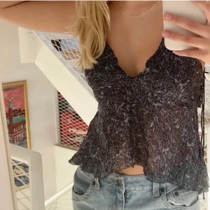 Zara festtopp  - Säljer denna fina festtopp från zara! Har endast använt den en gång, köpte den helt oanvänd här på Plick❤️ superfin nu till sommaren! 