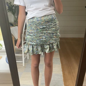 Zara kjol oanvänd  - Helt oanvänd Zara kjol som jag aldrig hann lämna tillbaka efter att jag köpt den på nätet. Ursprungspris 400kr säljer för 339kr. Har en storlek S och en storlek M.