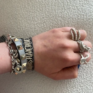 Dior Armband  - Hej! Jag säljer detta super snygga och trendiga ÄKTA dior armband! Säljer det pågrund av att jag har massa andra armband. Tyvärr har jag inte kvar kvittot dvs inget äktighetsbevis men 100% äkta. Kan tänka mig också byten. Hör av er vid intresse. Mvh Anna💕