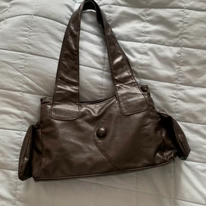 Brun väska💗 - Säljer denna fina väska jag hittade på secondhand för ett tag sen💗 den är uppdelad i 3 olika fack, och har flera små fack inuti, skriv privat för fler bilder!💗 super fint skick! 