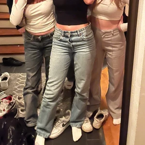 Zara mid waist - Säljer nu mina fina zara midwaist dom jag endast använt 3 gånger, nyskick! Jag är 173 med långa ben som referens💕