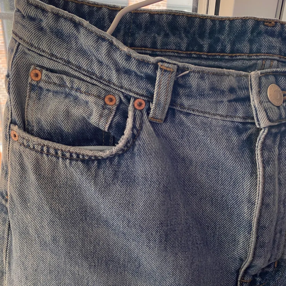 Vida jeans från weekday i storlek 29/30. . Jeans & Byxor.