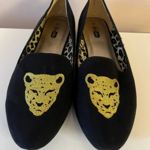 Ballerinaskor  - Ballerinaskor med leopard Använda endast en gång Strl 40 Hämtas i Alby